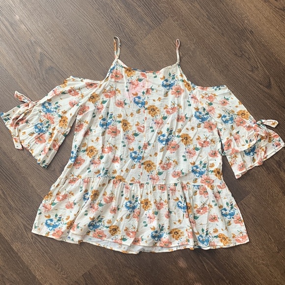New with tags! Boutique floral off shoulder shirt size small - Picture 3 of 5